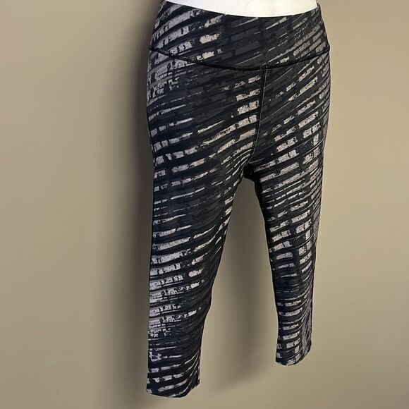 Under Armour Compression HeatGear Abstract Striped and Camo Cropped Legging- Sm - Picture 3 of 9